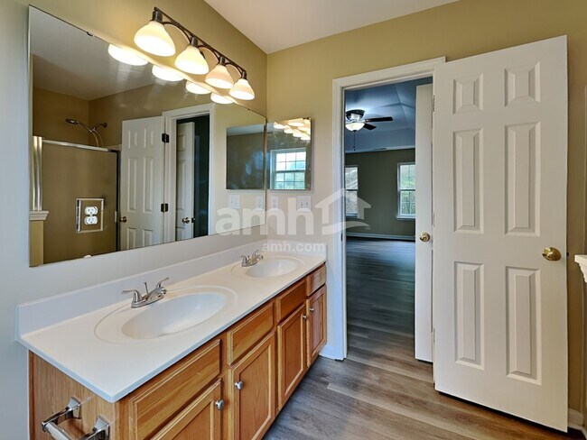 Building Photo - 169 Royalton Rd