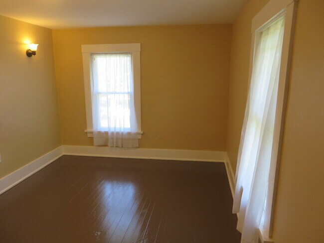 Building Photo - 826 Nuttman Ave