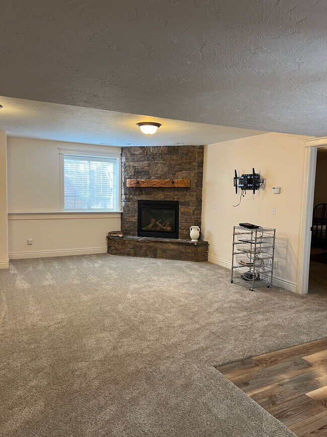 Building Photo - Stunning 5 bed 3.5 bath twin-home on the R...