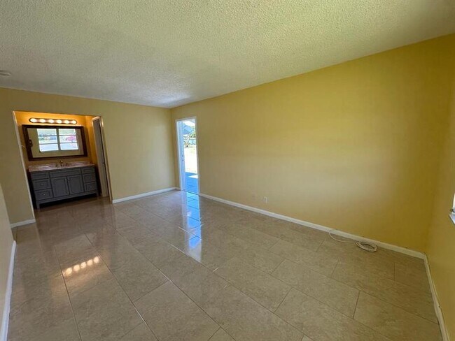 Building Photo - 665 High Point Dr