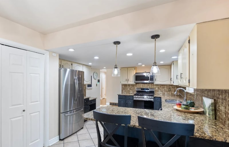 Building Photo - 935 S 1500 E St