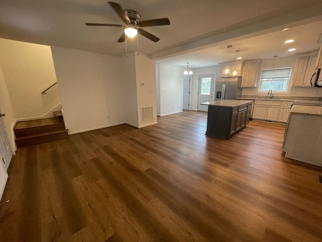 Building Photo - 350 Pinewood Cir