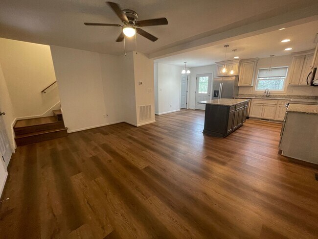 Building Photo - 350 Pinewood Circle