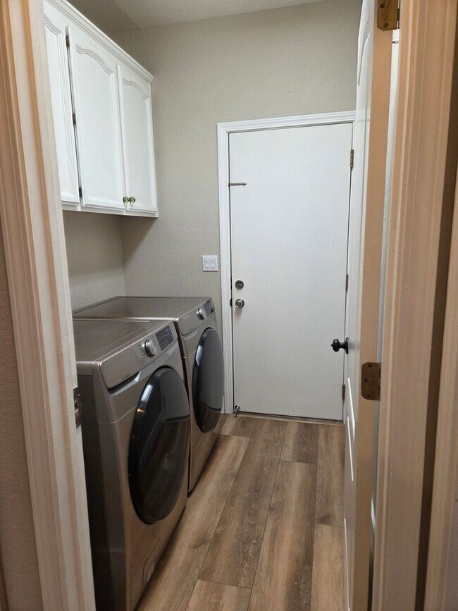 Building Photo - Broadstone - 3bdrm, 2 bath - Close to Shopping, Park & Schools!
