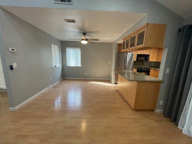 Building Photo - Gorgeous 3 Bedroom1/2 Plex in Elk Grove