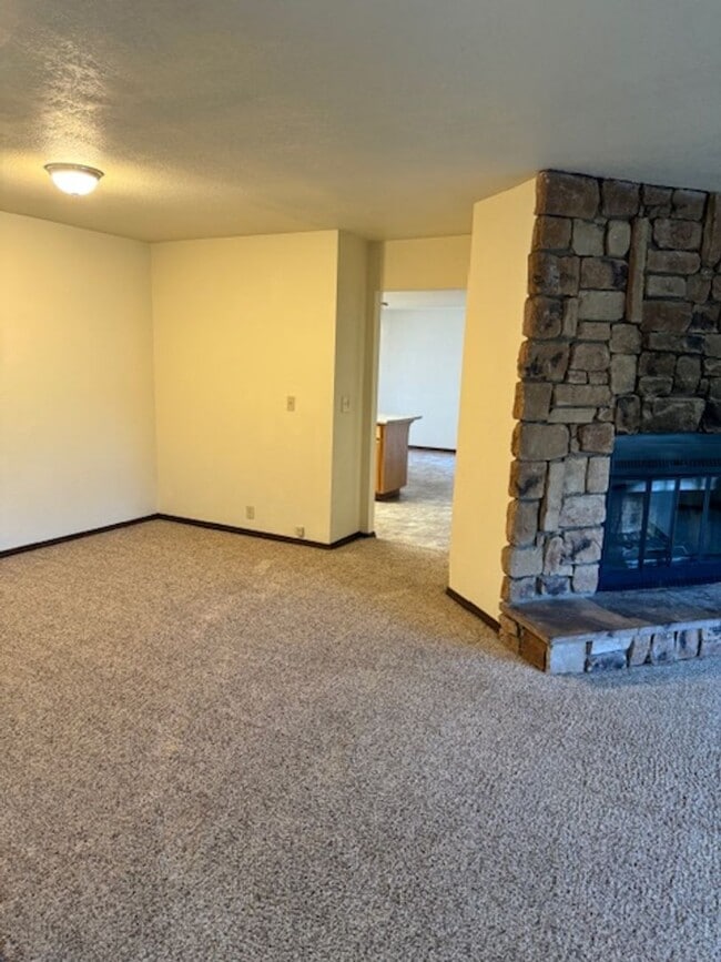 Building Photo - Home with bonus room and 2 car garage