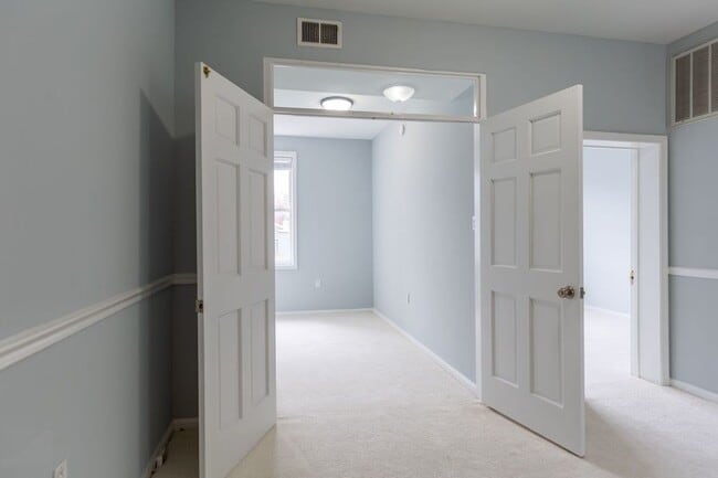 Building Photo - Terrific Two Bedroom Gem in Georgetown! Pa...