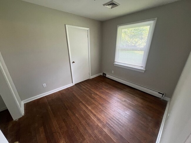 Building Photo - Very Spacious 3 bdrm/1 bth House Located in Henrico's West End!!