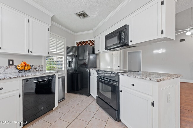 Building Photo - 115 Meadow Glen Dr