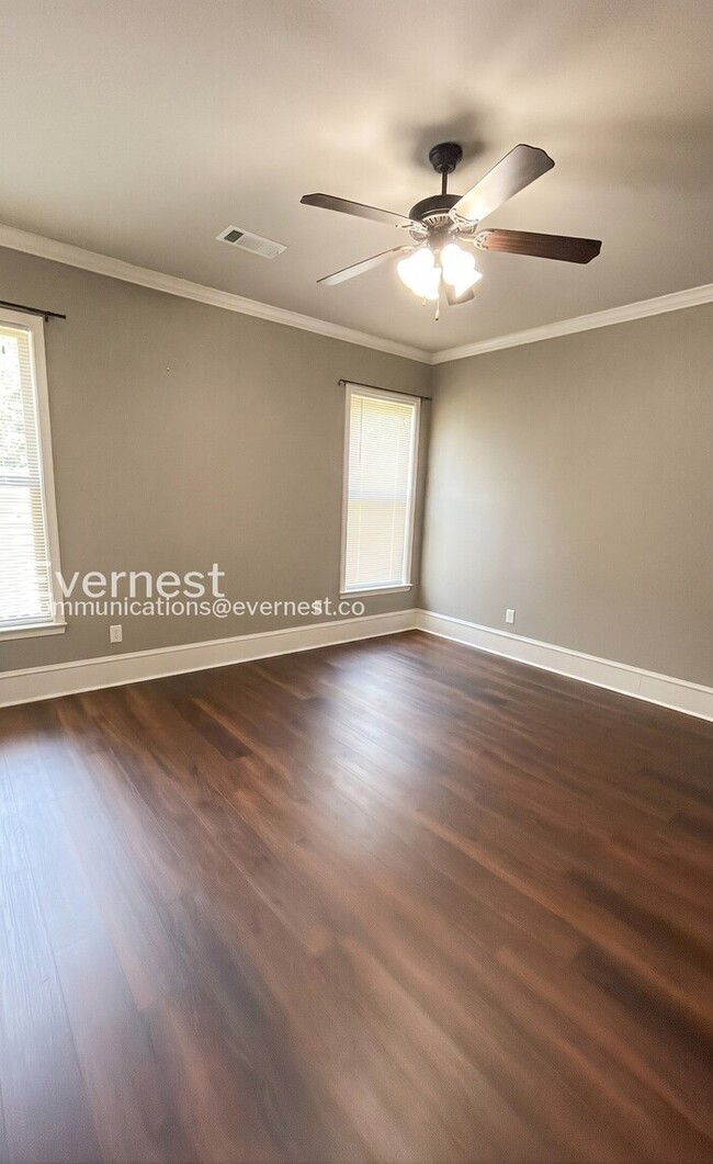 Building Photo - 3 Bed/2 Bath Home with Fenced Yard & Garage / Pet-Friendly / Vouchers Accepted / Available Now!
