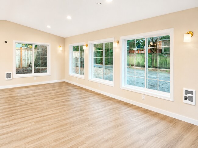 Building Photo - Beautifully Remodeled Home in Prime Kirkland Location | Designer Finishes | Spacious Layout | Top...