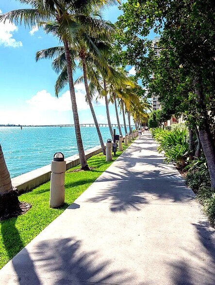Building Photo - 540 Brickell Key Dr