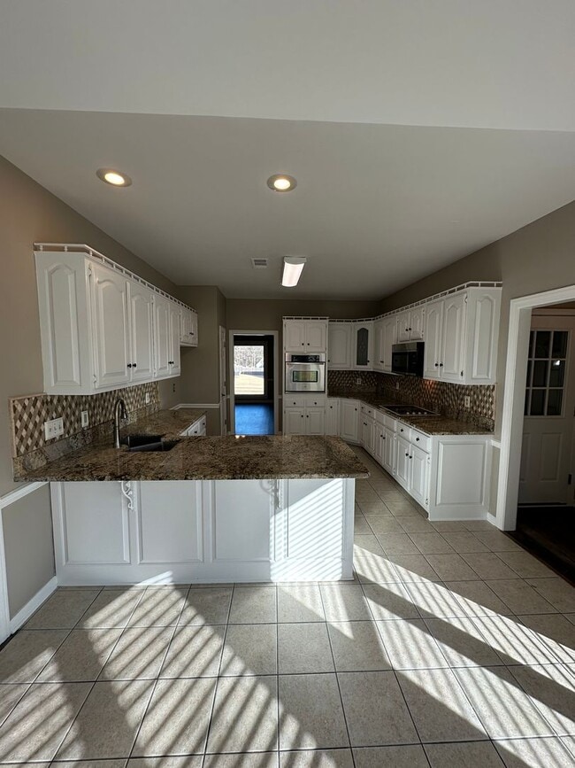 Building Photo - Elegant 4 BR w/POOL MAINTENANCE INCLUDED near Cherokee Valley Golf Club