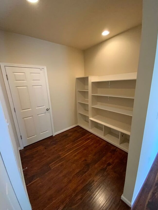 Building Photo - AVAILABLE NOW!! Puyallup 4bdr 2.5bath home...