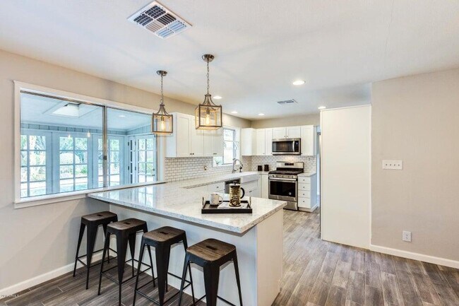 Building Photo - 2218 E Cactus Wren Dr