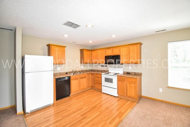 Building Photo - Discover this beautiful 2 Bedroom, 2.5 Bath Towhome in Ankeny!