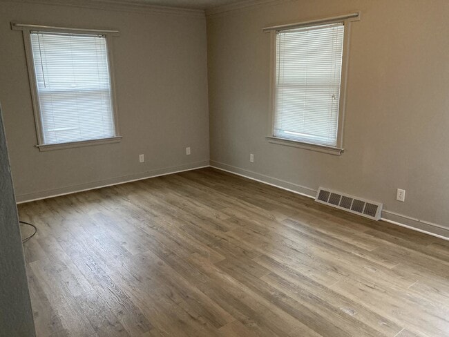 Building Photo - 2 Bedroom, 1 Bathroom Lower Unit in Downto...