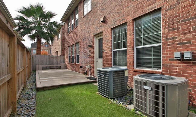 Building Photo - For Lease | 3 Bed, 2.5 Bath |2,468 Sq Ft | Olive Hill Court |