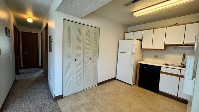 Building Photo - $1,260 | 3 Bedroom, 1 Bathroom Apartment |...