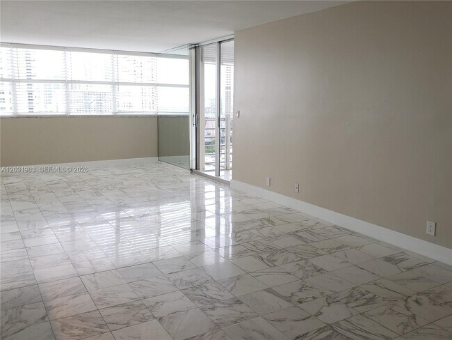 Building Photo - 100 Golden Isles Dr