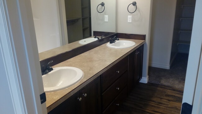 Building Photo - 3 bedroom 2.5 bath Rock Creek Town Home wi...
