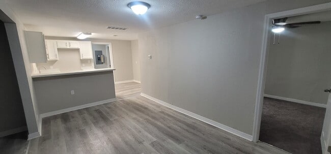 Building Photo - 1550 W 32nd St