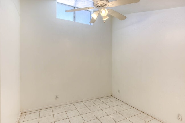 Building Photo - 2555 E Fort Lowell Rd