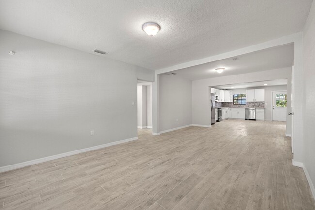 Building Photo - 3bed/2.5 bath - Move in ready!