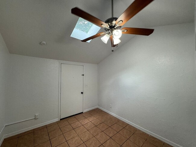 Building Photo - GORGEOUS! 5 Bedroom, 3 Bathroom Home in Deland!