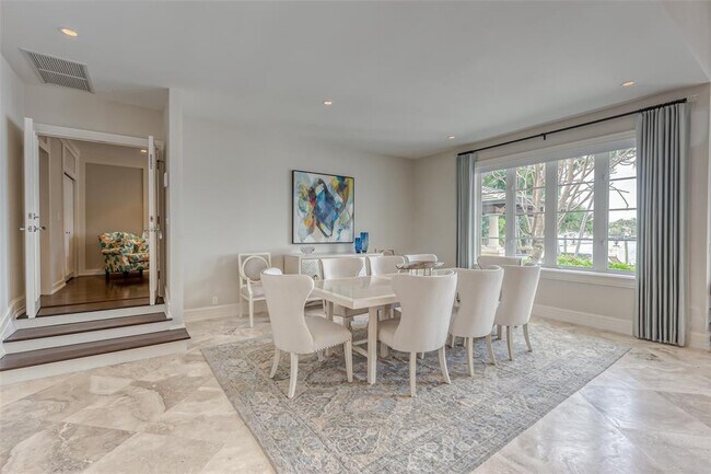 Building Photo - 1313 E Lake Dr