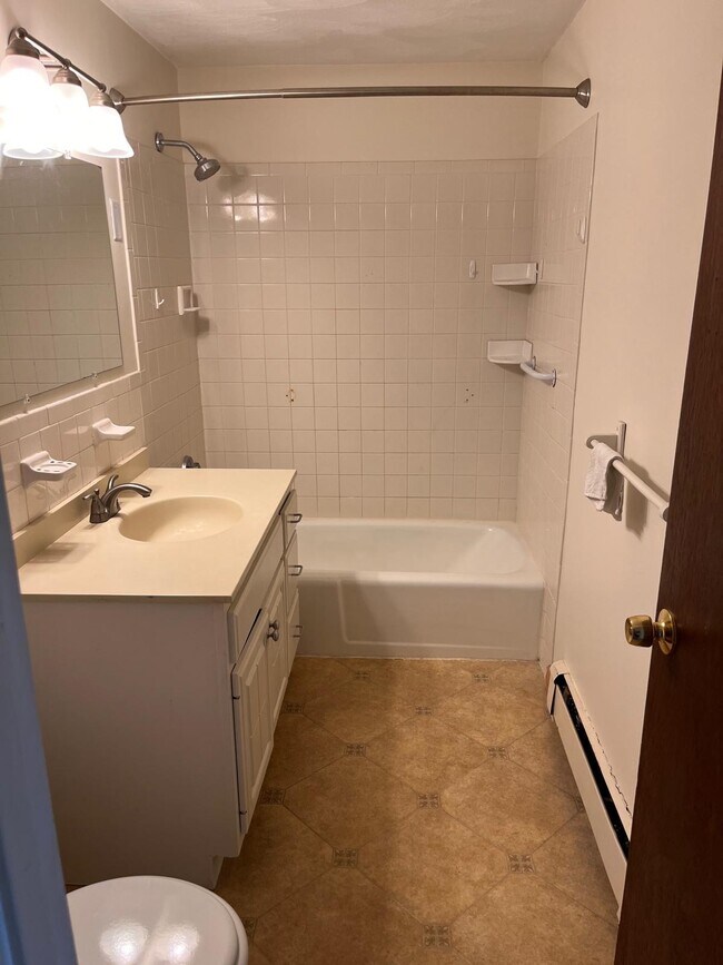 Building Photo - 2 Town House Ln