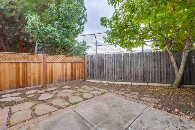 Building Photo - I Street