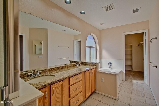 Building Photo - 9649 E Friess Dr