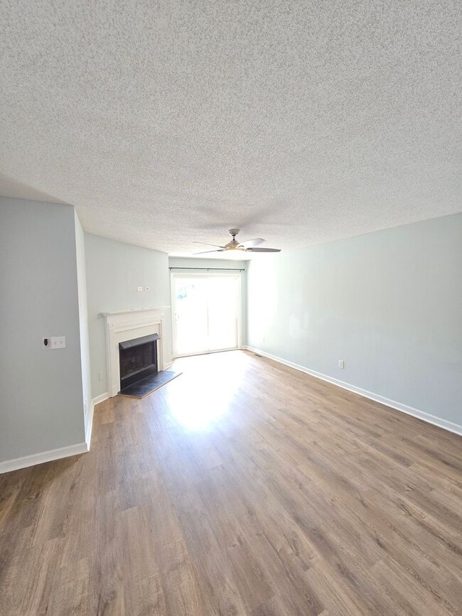 Building Photo - MOVE IN SPECIAL - $500 off first month’s r...