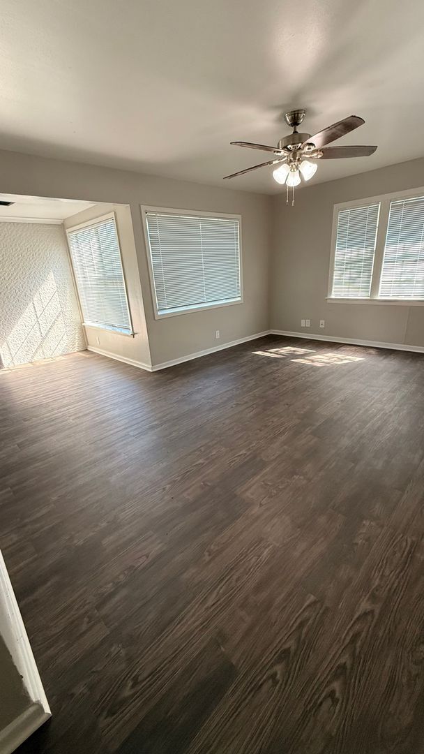 Building Photo - 3 bed/1 bath, with carport - Interior upda...