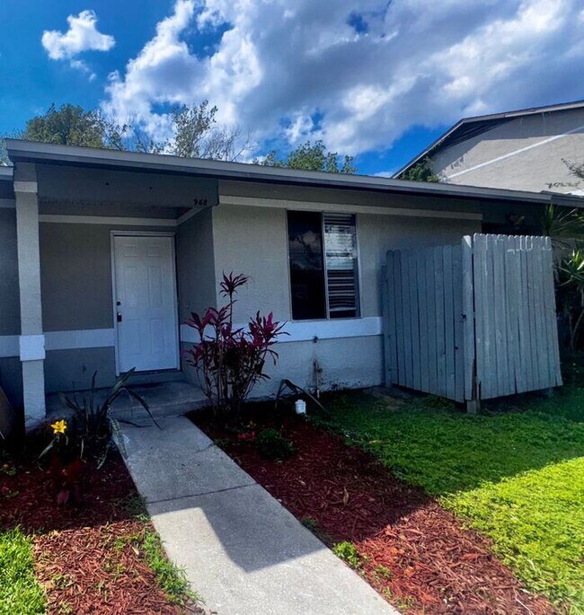 Building Photo - 3 Bedroom 2 Bath Winter Garden Townhome with Remodeled Kitchen and a Fenced Backyard!