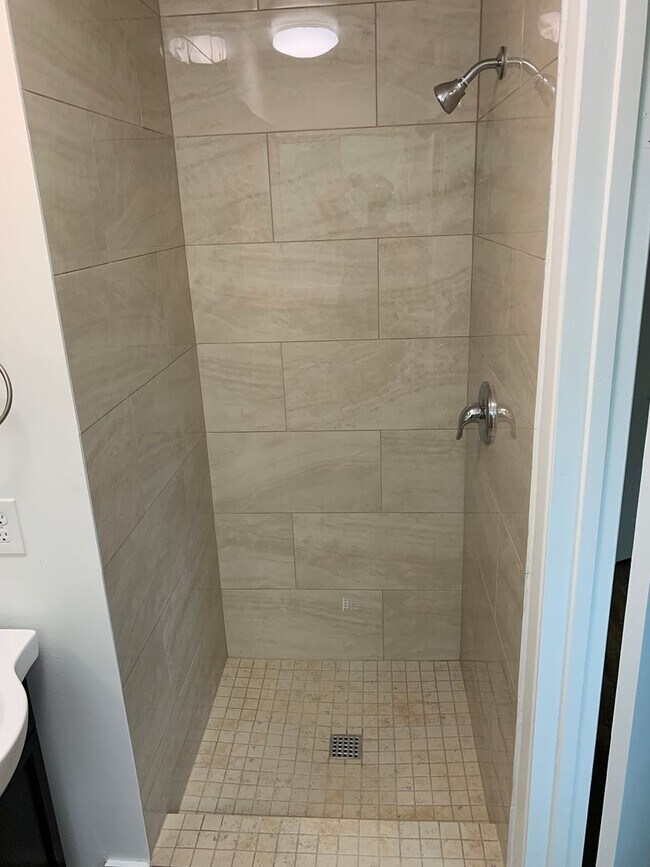 Building Photo - End Unit 2 bedroom, 2 bath Townhouse