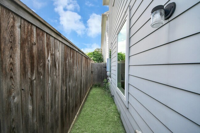 Building Photo - 9448 Kerrwood Ln