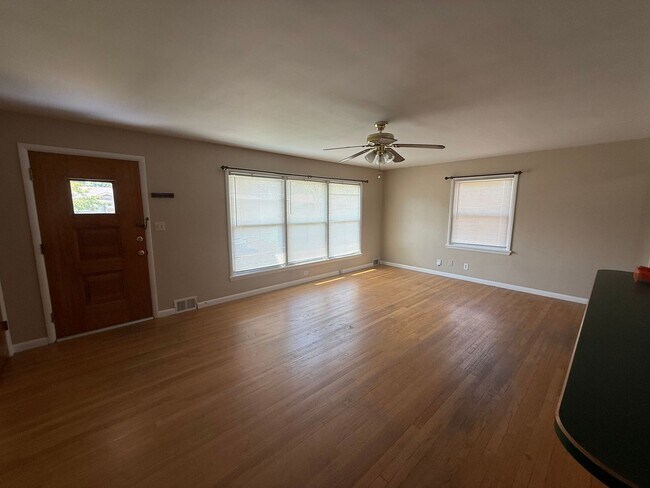 Building Photo - Cloverport Neighborhood! Dixie close to Wa...
