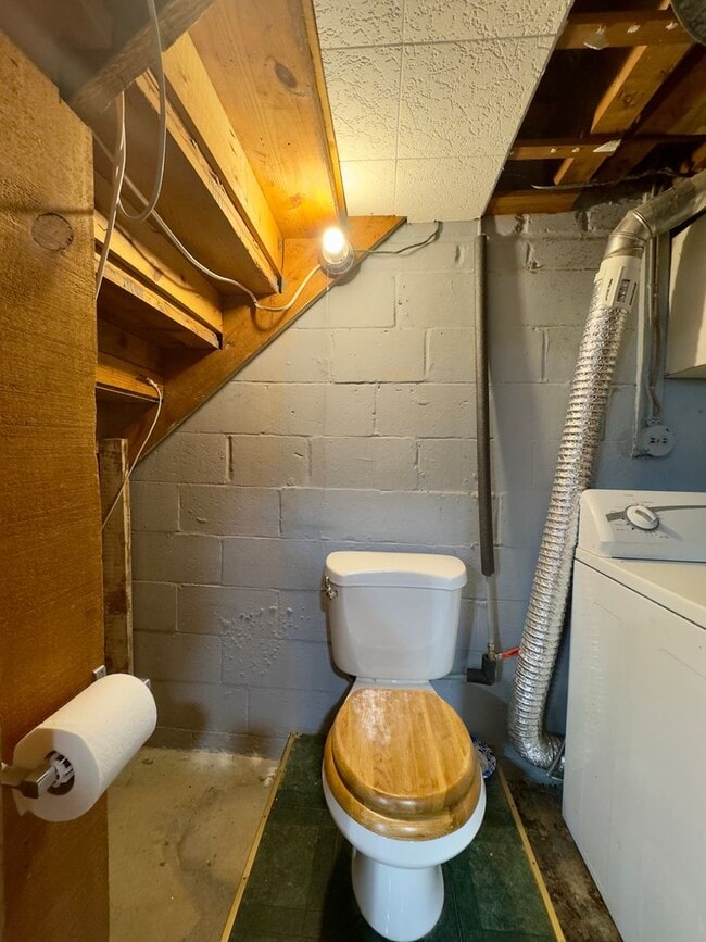 Building Photo - Charming 2 Bedroom/1 Bathroom Duplex Home ...