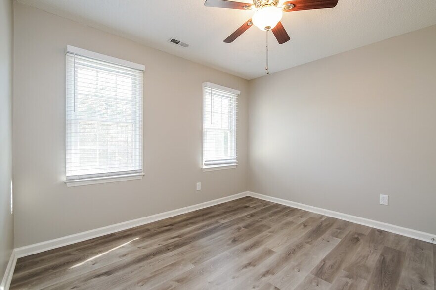 Building Photo - 4513 River Edge Dr