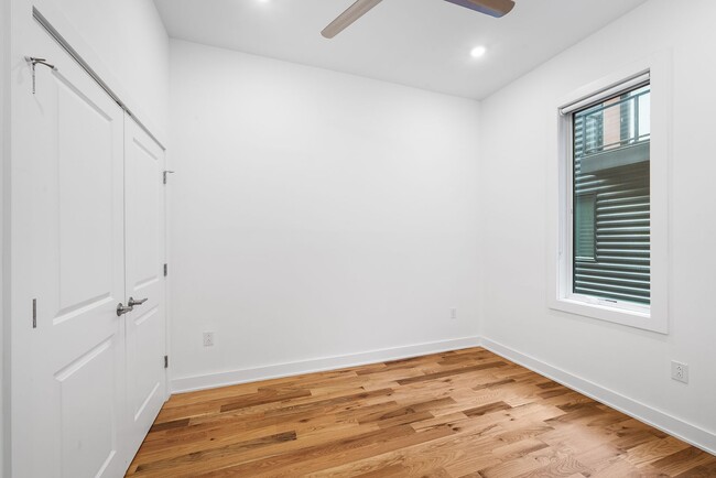 Building Photo - 4 Bed 3.5 Bath Townhomes 2176 sqft