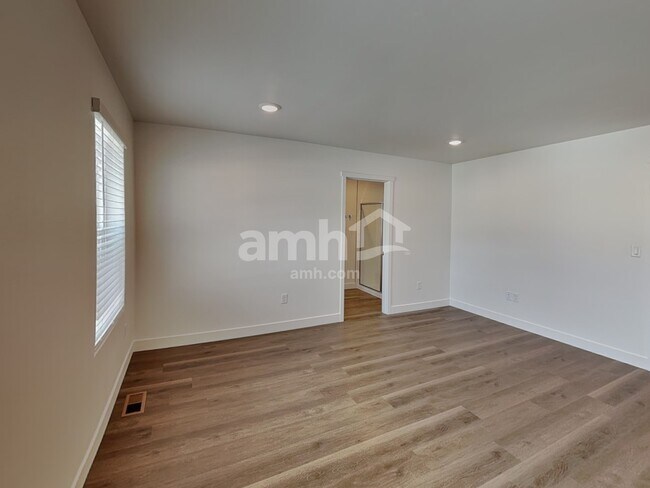 Building Photo - 4816 85th Dr NE