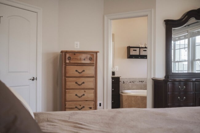 Building Photo - Villages at Urbana Luxury Townhouse For Lease