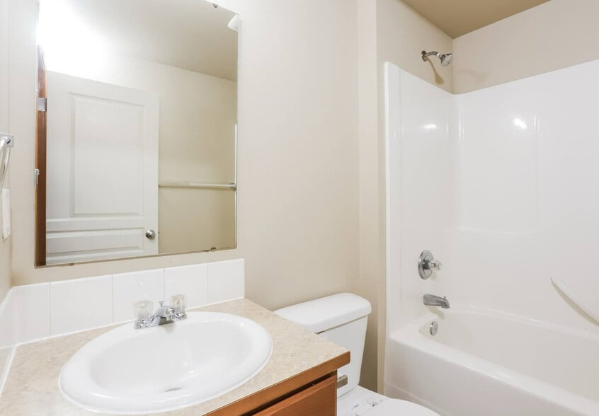 Building Photo - 6231 Charlotte Ave SE