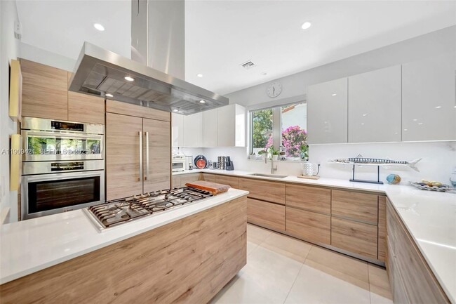 Building Photo - 544 N Victoria Park Rd