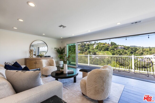 Building Photo - 3819 Sunswept Dr