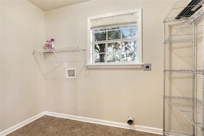 Building Photo - 4291 Poplar Dr