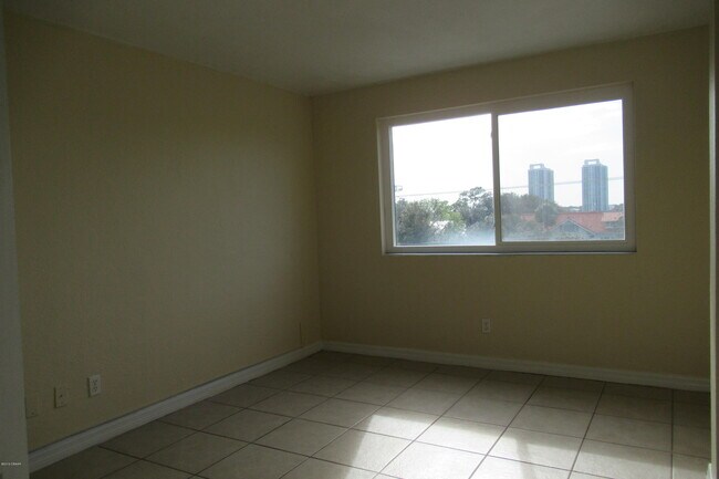 Building Photo - 732 N Halifax Ave