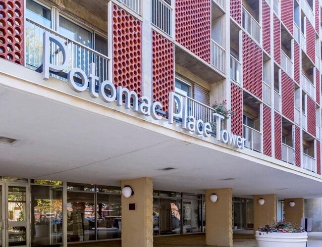 Primary Photo - Updated 1+ 1 condo w/ Parking in SW DC -